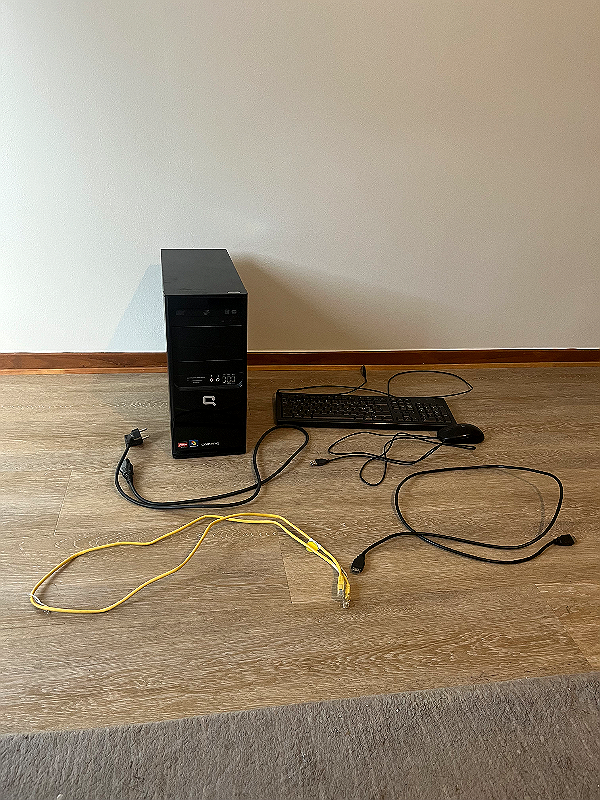Compaq SG3 stationär dator + tangentbord, mus & Creative högtalare – 250 kr