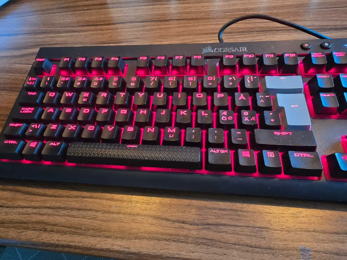 Corsair K70 RGB Gaming Tangentbord - Röd belysning