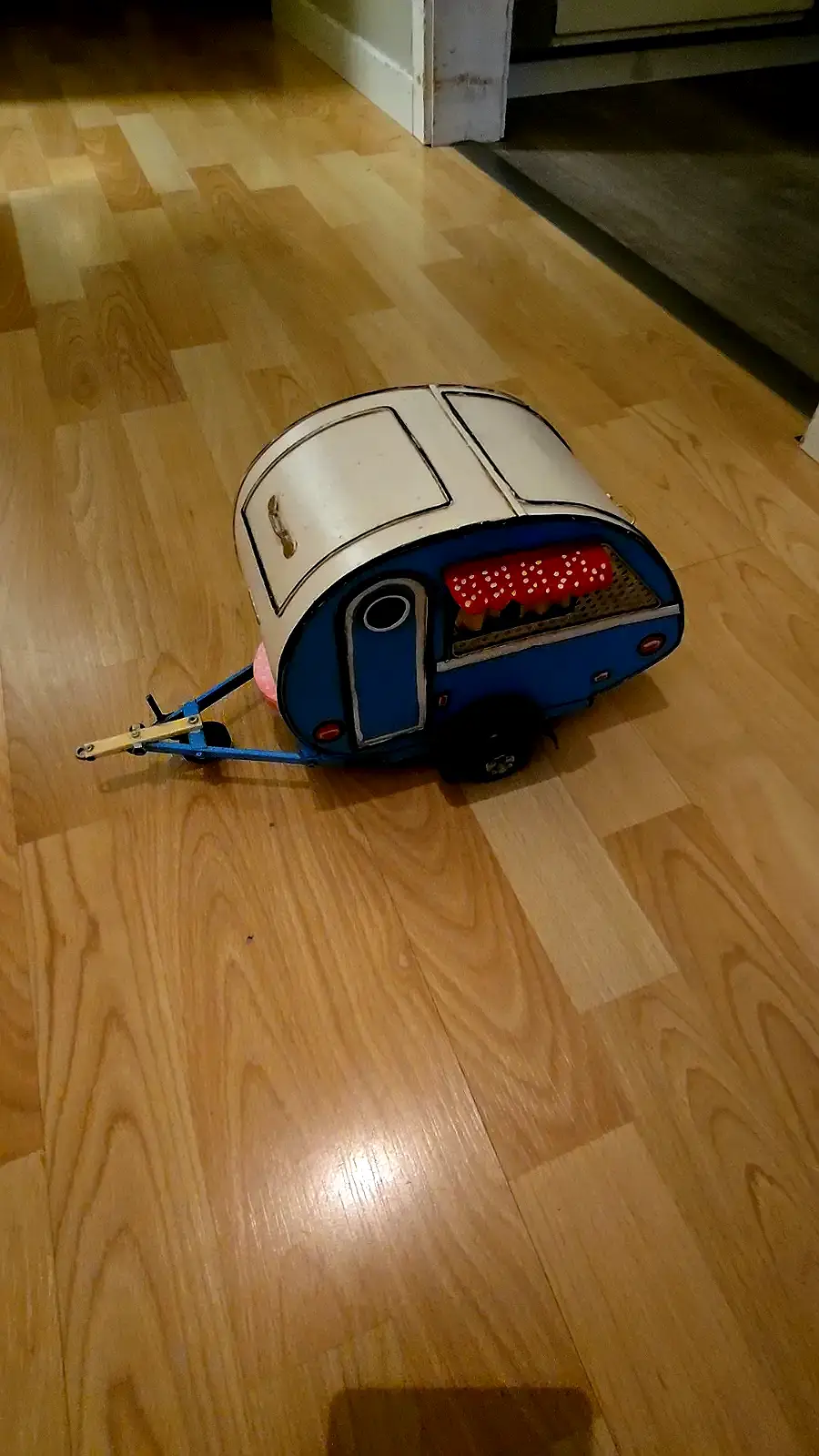 Leksaks husvagn i plåt