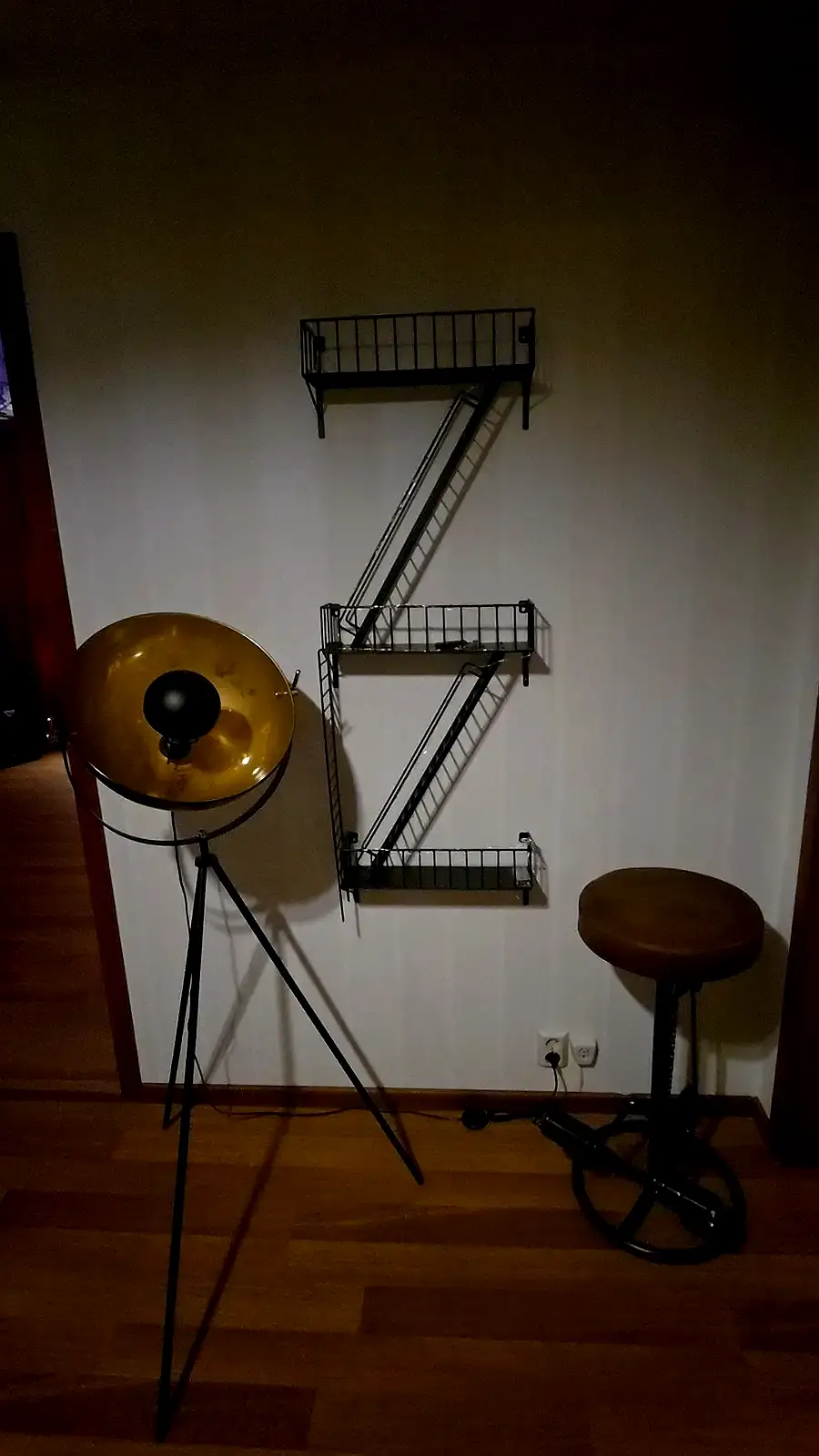 Paket: Golvlampa mässing/svart, unik design, Vägghylla brand